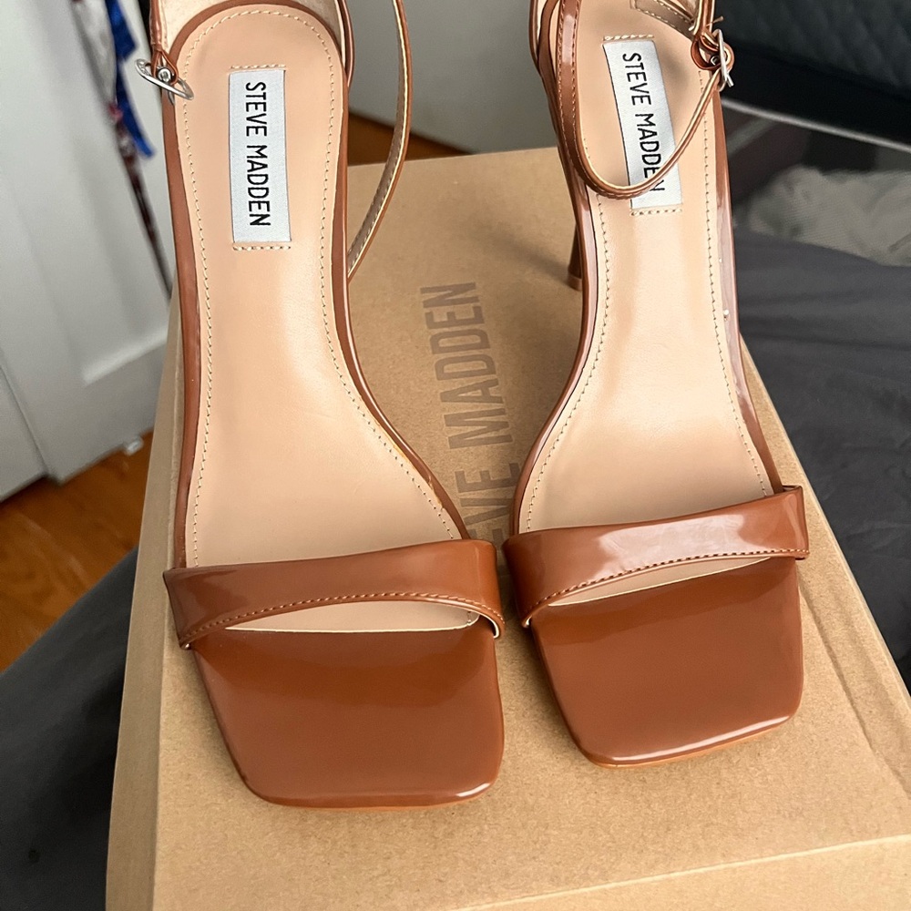 New with box Steve Madden Mobilize in Cognac 8.5